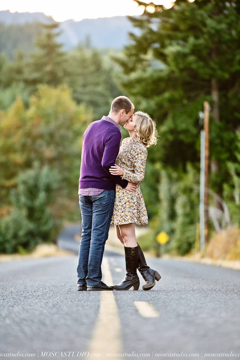 00156-MoscaStudio-mt-hood-engagement-session-columbia-gorge-photography-20160730-SOCIALMEDIA.jpg