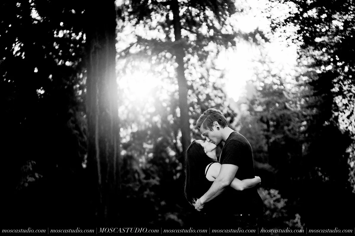 00028-moscastudio-portland-fall-engagement-session-photography-20150908-SOCIALMEDIA.jpg