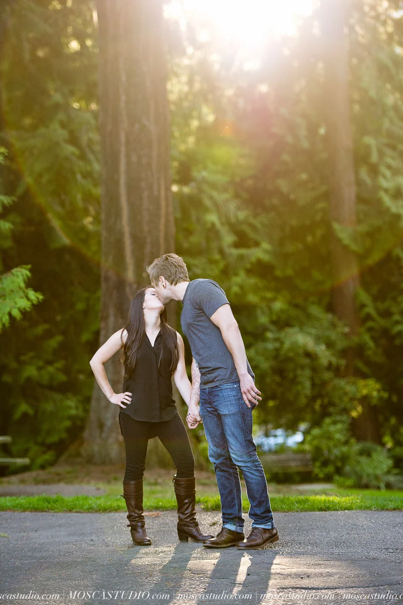 00037-moscastudio-portland-fall-engagement-session-photography-20150908-SOCIALMEDIA.jpg