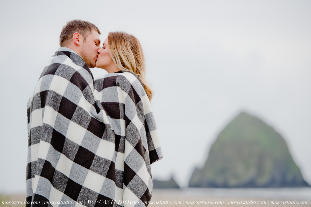 Engagement session: A winter's day session at the Oregon Coast