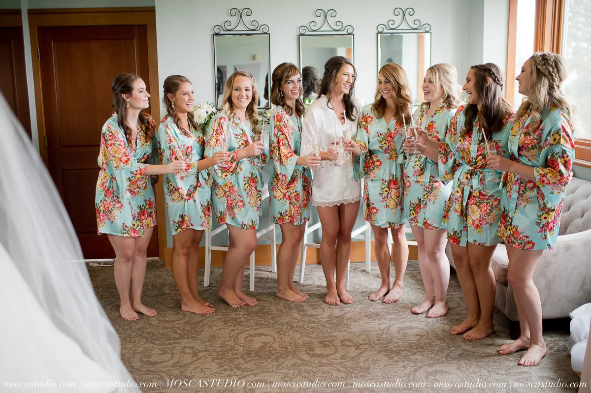 Kelsey & Jeff | Oregon Golf Club wedding day | Images by © http://MoscaStudio.com #moscastudio #seattleengagement #portlandwedding #oregonbride #matrimonio #weddingstyle