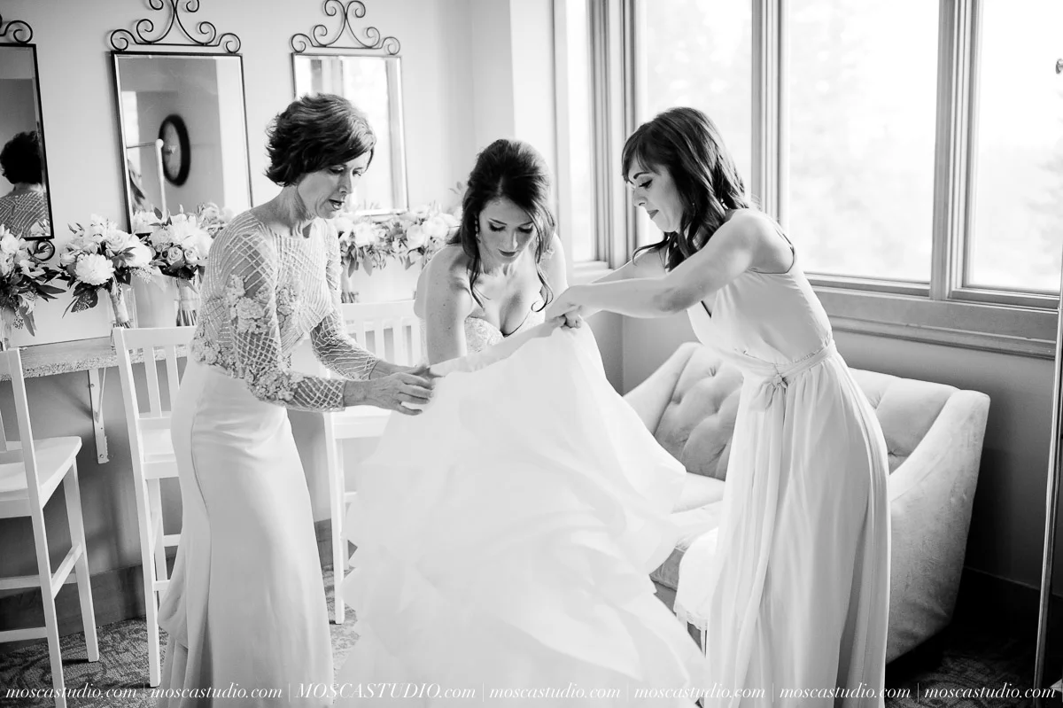 Kelsey & Jeff | Oregon Golf Club wedding day | Images by © http://MoscaStudio.com #moscastudio #seattleengagement #portlandwedding #oregonbride #matrimonio #weddingstyle