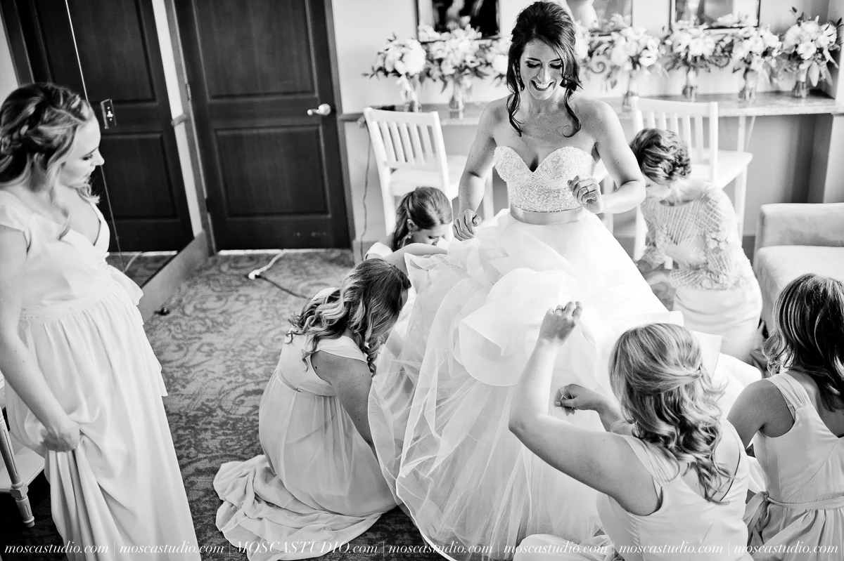 Kelsey & Jeff | Oregon Golf Club wedding day | Images by © http://MoscaStudio.com #moscastudio #seattleengagement #portlandwedding #oregonbride #matrimonio #weddingstyle