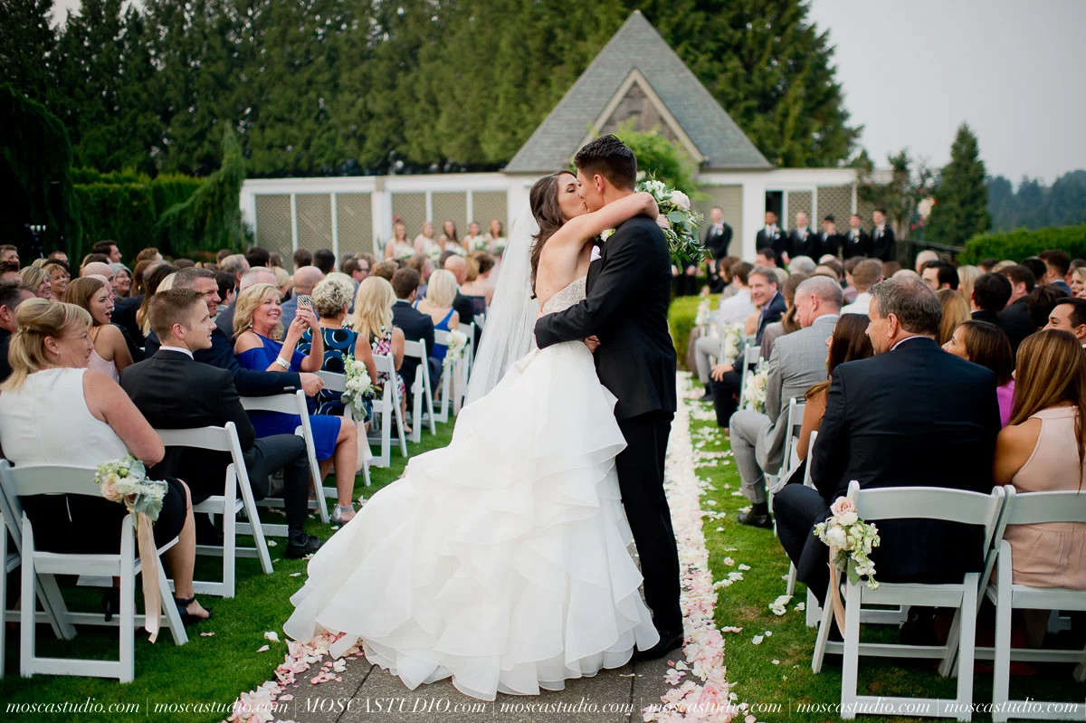 Kelsey & Jeff | Oregon Golf Club wedding day | Images by © http://MoscaStudio.com #moscastudio #seattleengagement #portlandwedding #oregonbride #matrimonio #weddingstyle