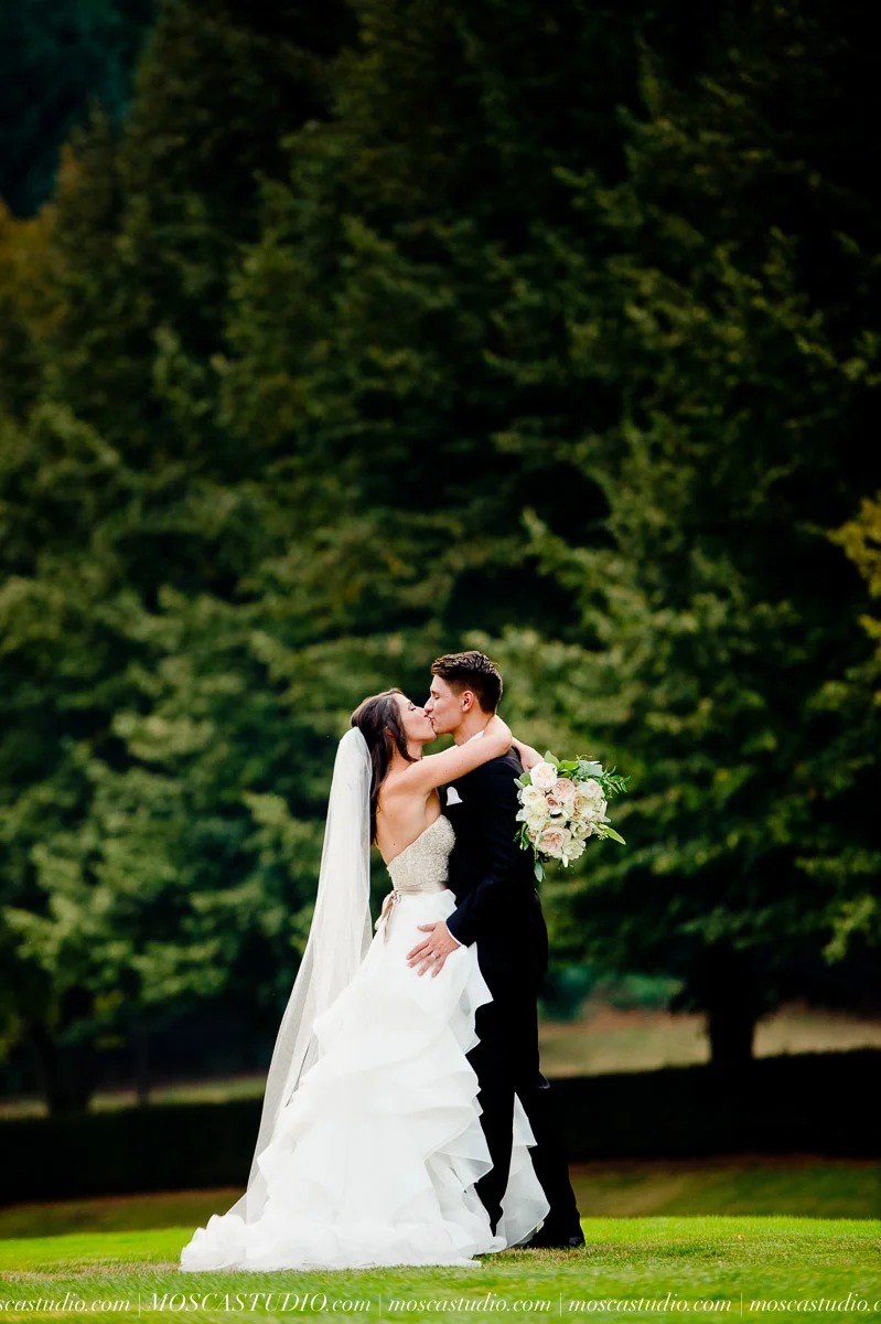Kelsey & Jeff | Oregon Golf Club wedding day | Images by © http://MoscaStudio.com #moscastudio #seattleengagement #portlandwedding #oregonbride #matrimonio #weddingstyle