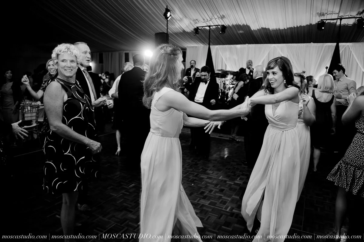 Kelsey & Jeff | Oregon Golf Club wedding day | Images by © http://MoscaStudio.com #moscastudio #seattleengagement #portlandwedding #oregonbride #matrimonio #weddingstyle