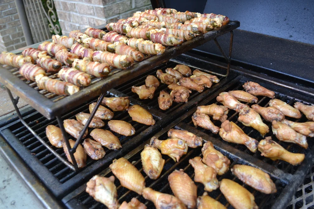 Smoked Chicken Wings and Smoked Jalapêno Poppers