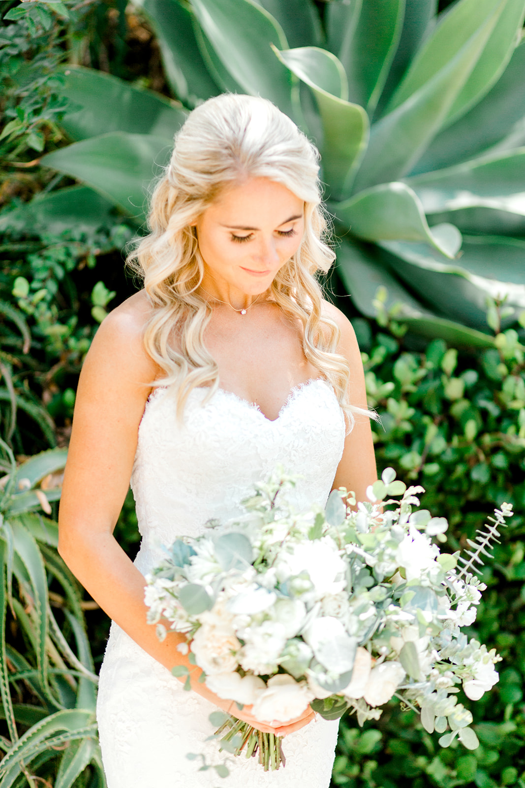 Bride-Bouquet-White-Wedding-Flowers-brookeboroughphotography.jpg