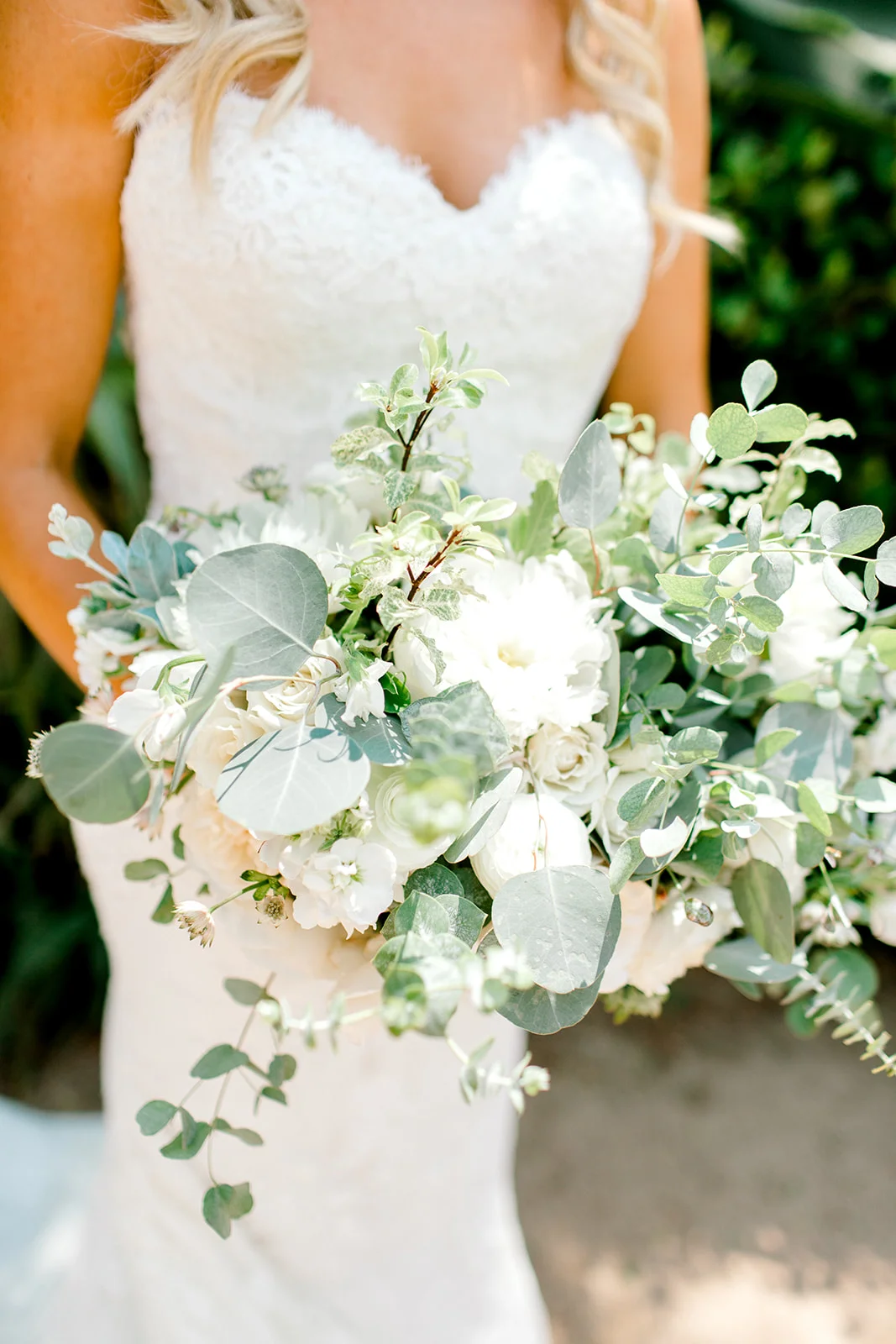 Haute-Blossoms-Floral-White-Bridal-Bouquet-brookeboroughphotography.jpg