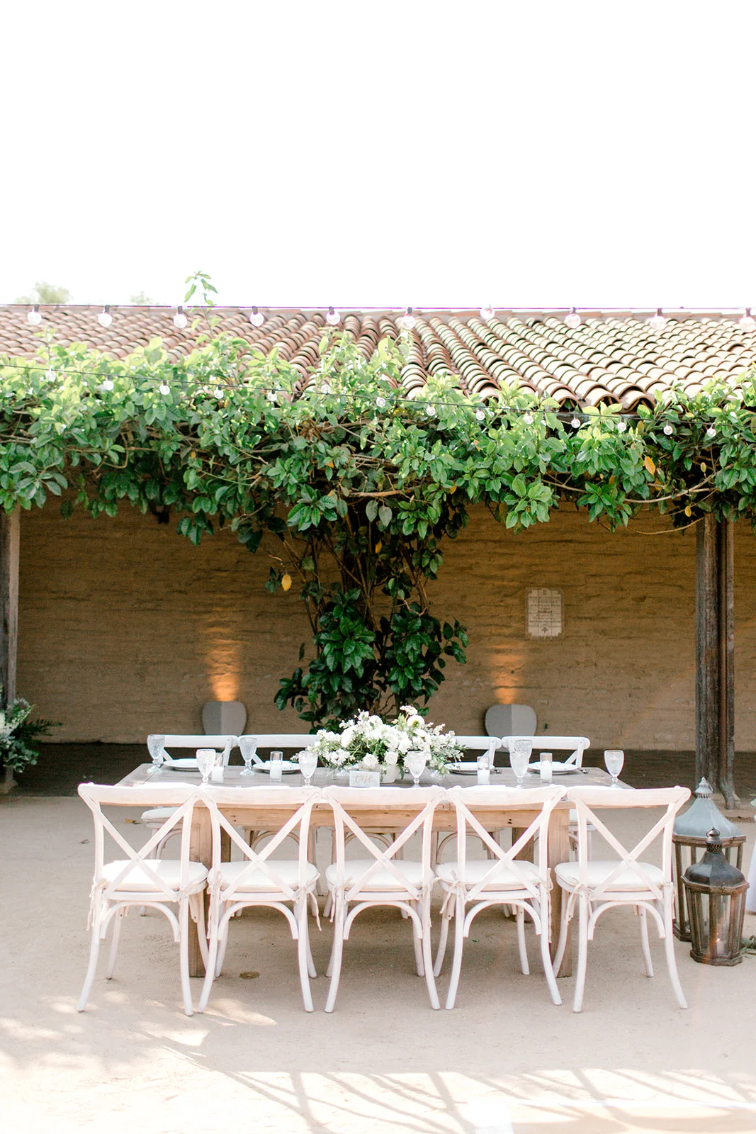 Santa-Barbara-Historical-Museum-Wedding-head-table-flowers.jpg