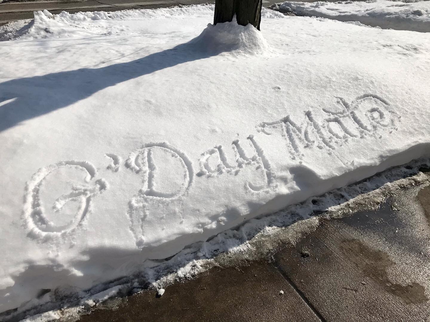 Sunny day crisping up the snow drifts so I can spread some positivity on my walk today ❄️ 🌞 #snowdrifts #snowwriting #handlettering #positivity #chicagosnow