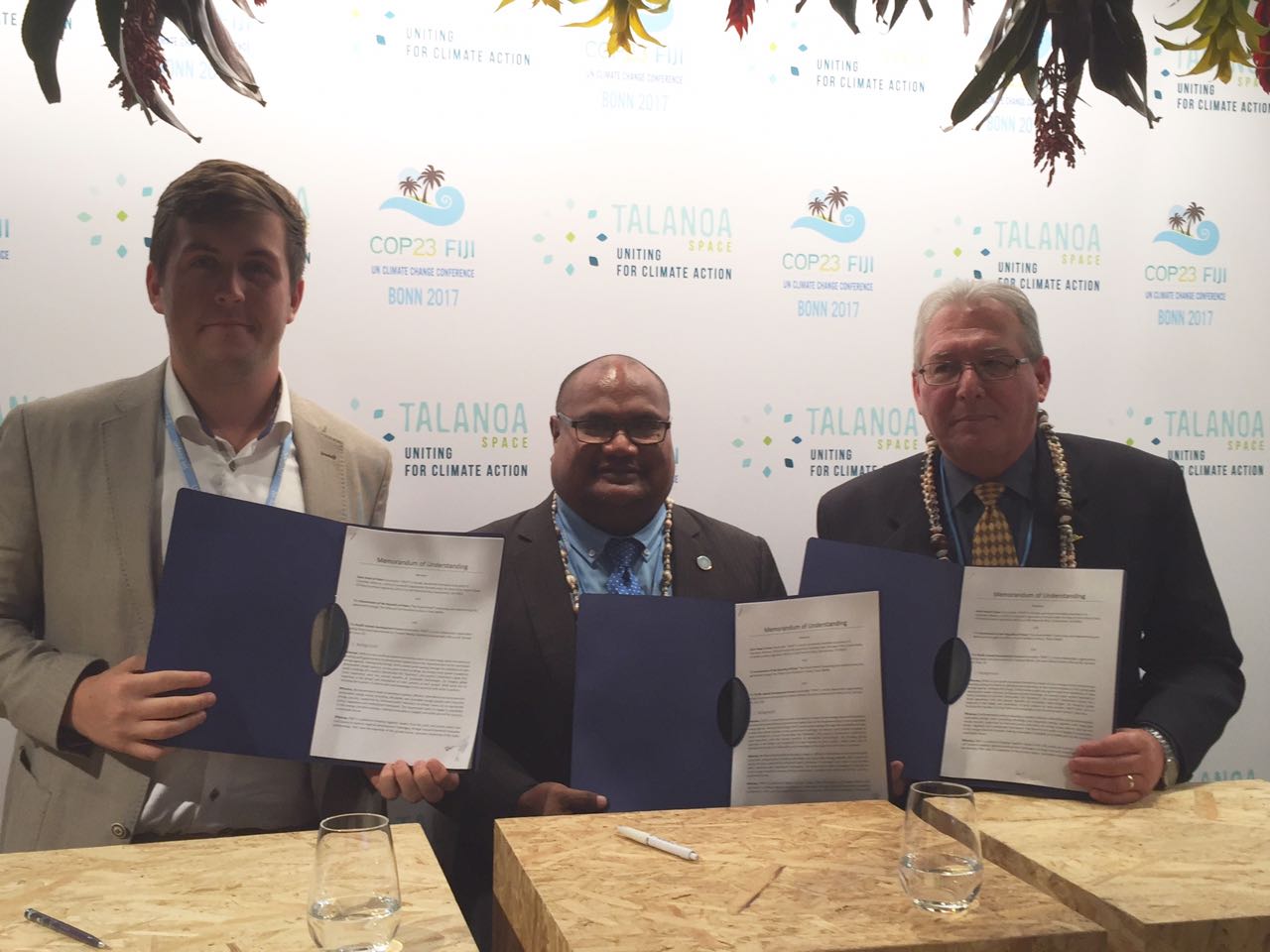 Presenting the signed MOU between SHOS, Palau and PIDF. From left to right: James Ellsmoor (SHOS), Palau Environment Minister Umi Sengebau, François Martel (PIDF).