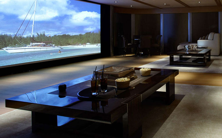 Salas de cine en casa.&nbsp;Toda una experiencia adaptable a todos los bolsillos. Una sala de cine en casaestá compuesta por una televisión de grandes dimensiones o una pantalla de proyección, qué puede ser motorizada o fija. Un proyector con las mi…