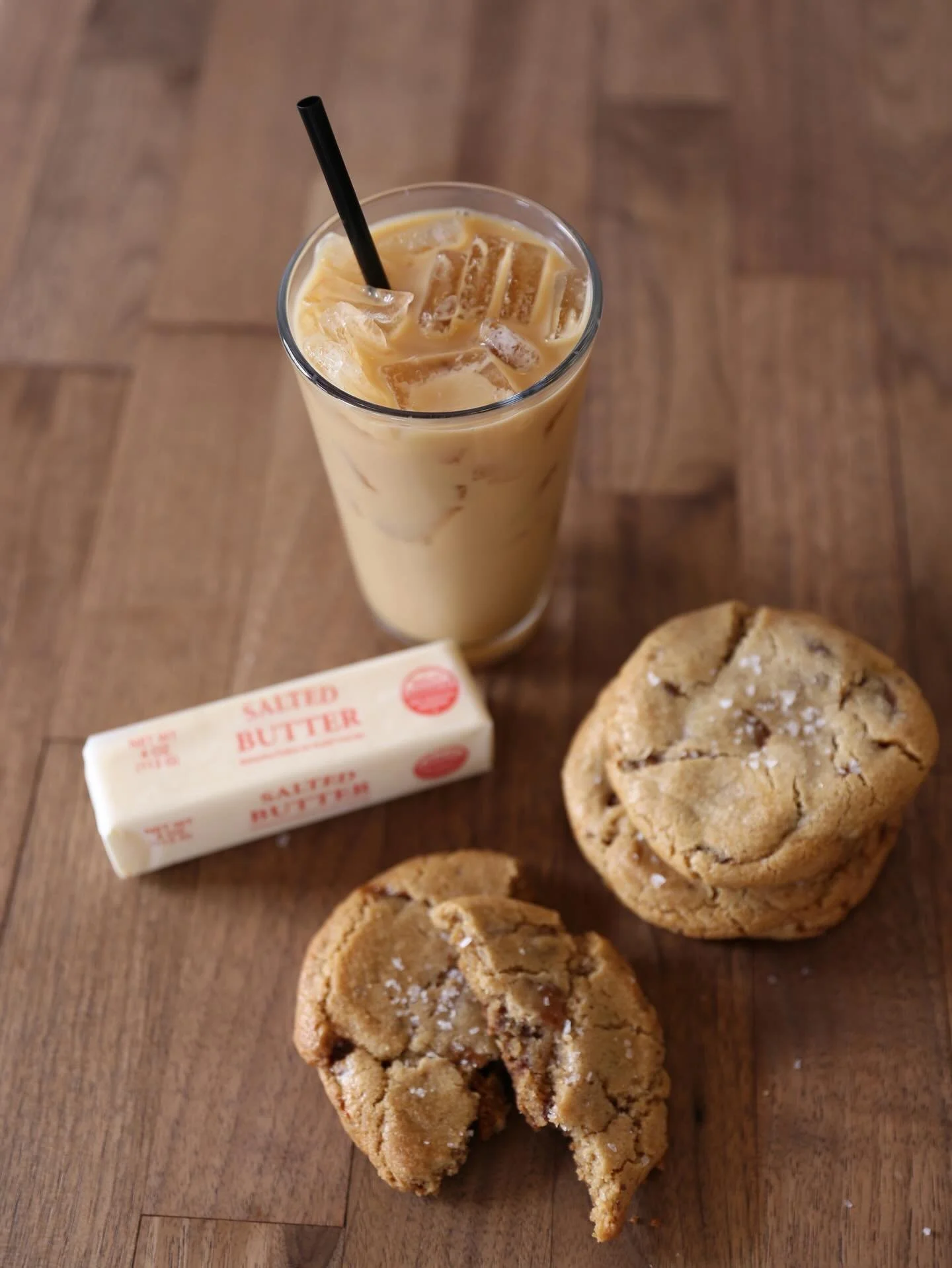 One of our most loved and popular seasonal flavors is back in house, Brown Butter Toffee! Enjoy this sweet treat your cold brew made from @provisioncoffee beans and your choice of milk, or the cookie version! Made with real browned butter, chocolate 