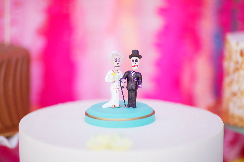 21-cool--unique-wedding-cake-toppers.jpg