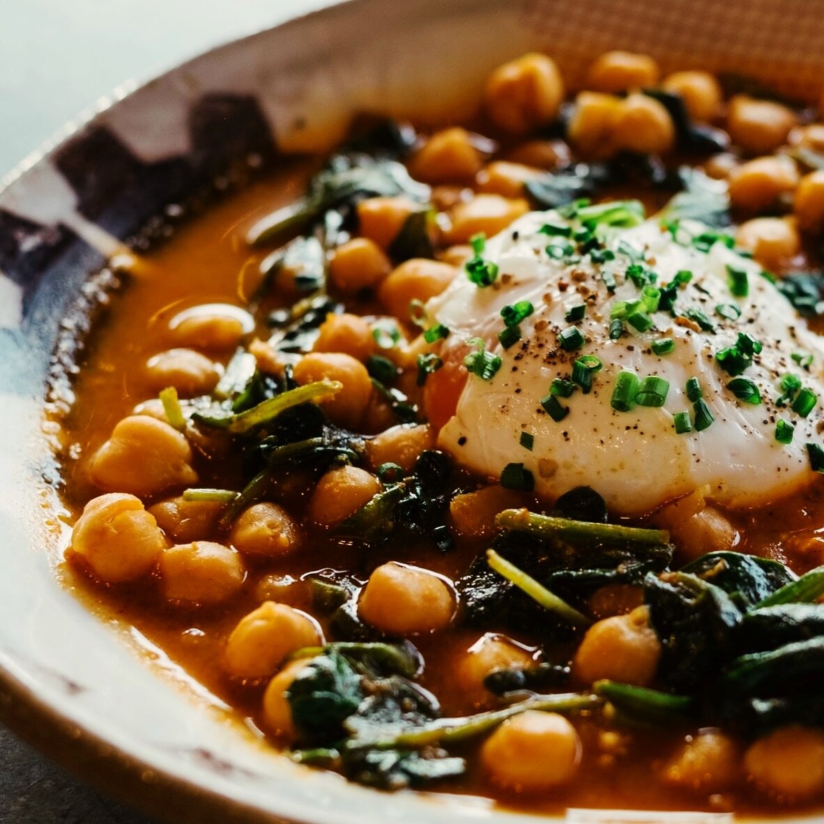 Weekend craving😋 Garbanzos with poached eggs, spinach &amp; piment&oacute;n . All you need for breakfast / brunch / lunch. With a mimosa&hellip; and a cup of coffee&hellip;And a side of jam&oacute;n a la plancha 🇪🇸

#putaneggonit
#ihaveneeds
#brun