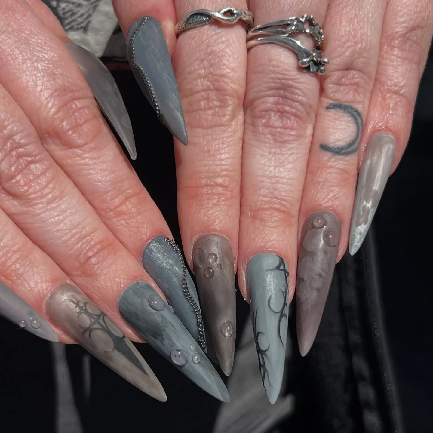 50 shades of dirty grey 💀
To book these, choose Gel x + level 3