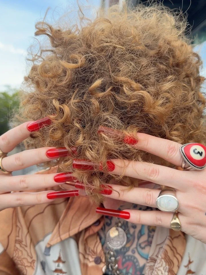 Shout out to @milka.tattooer for being super extra and fabulous. Also requesting the biggest boldest nails. 
Emilia's tattooing is equally fun and wacky so go visit her  @thegrandillusiontattoo !!!