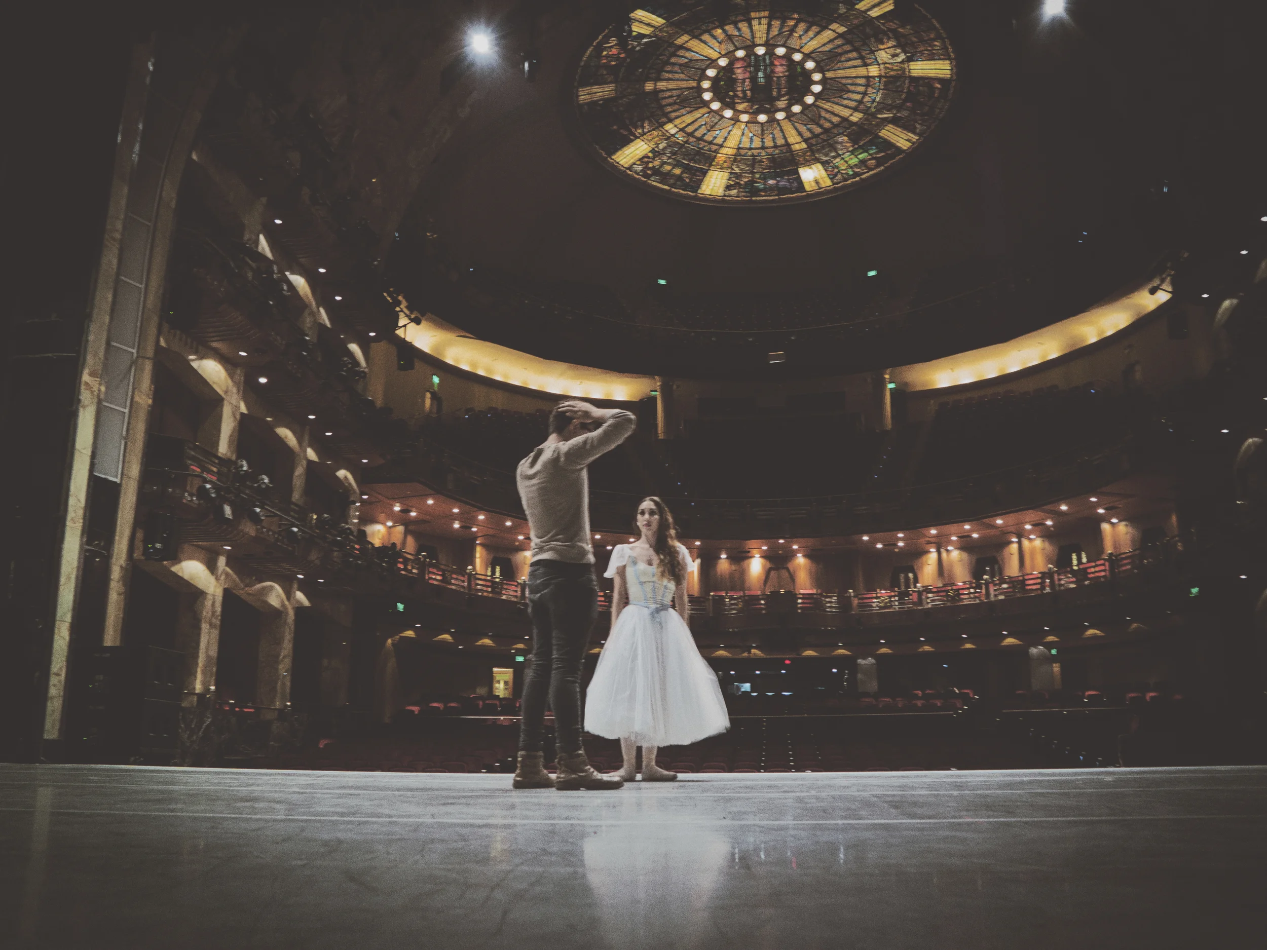 La bailarina Sonia Jimenez en una sesión de fotos antes de la función con el fotógrafo Carlos Quezada.
