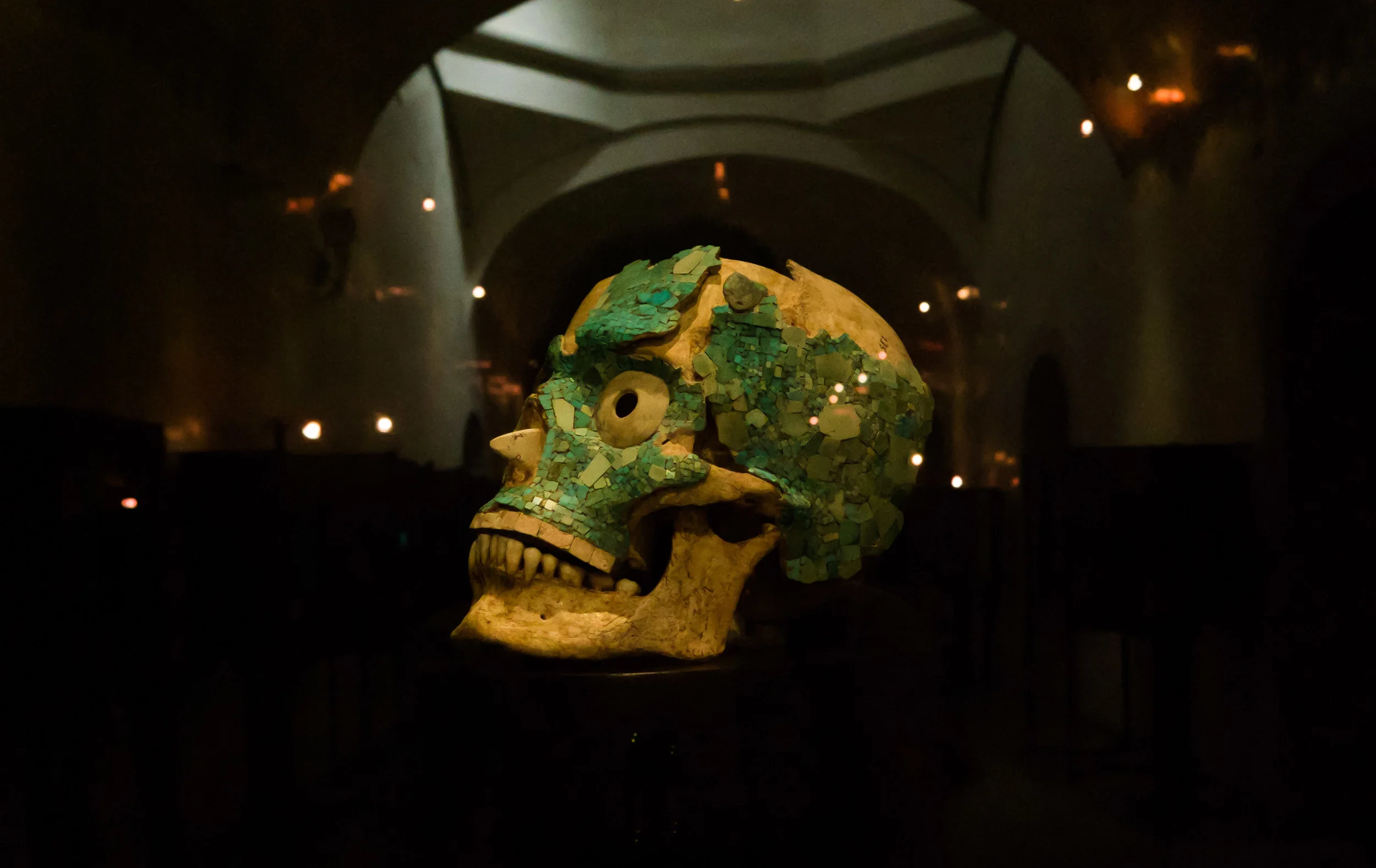 Decorated skull founded in tomb 7. 