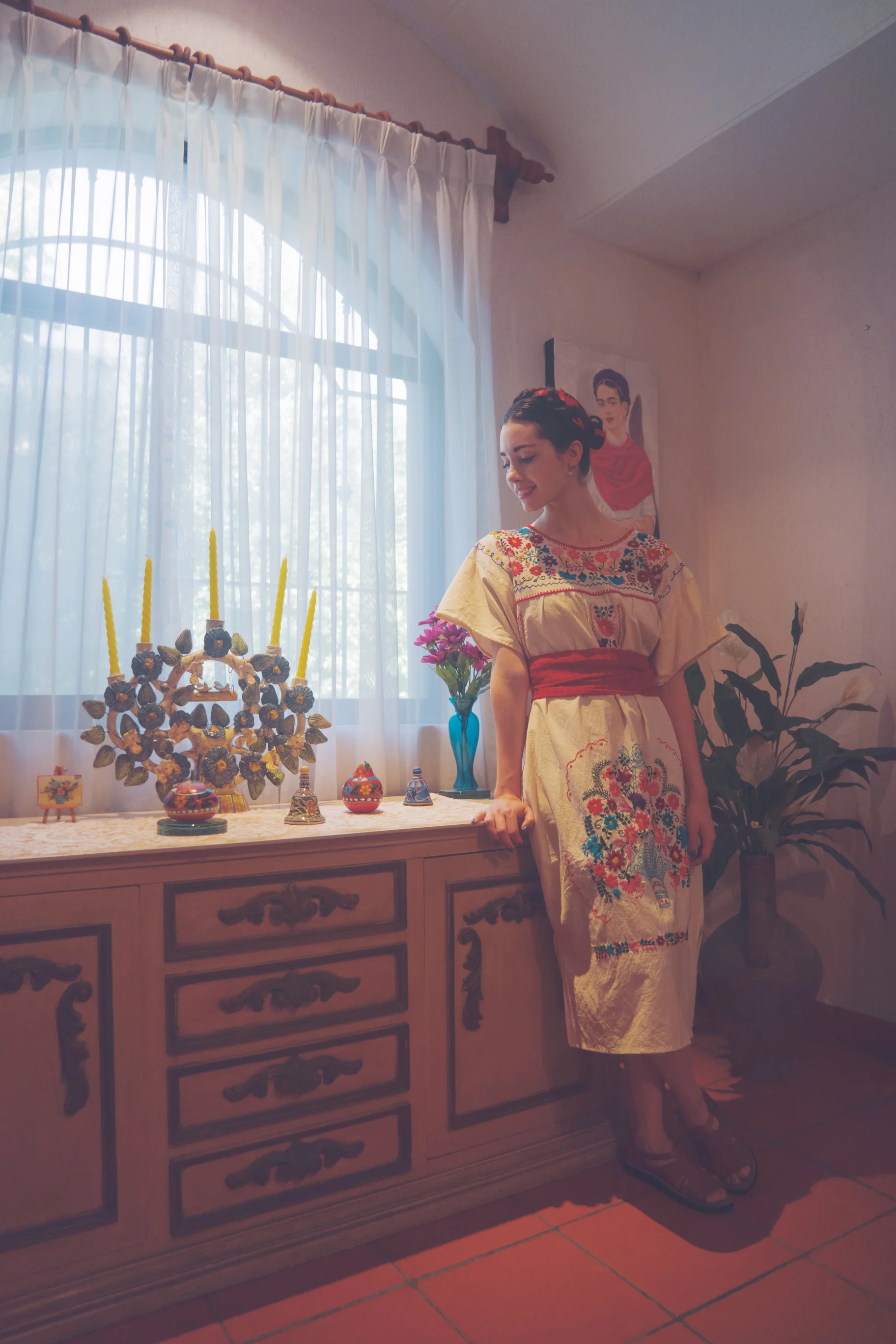 Vestido regional que compré en Oaxaca. Retrato de Frida Kahlo pintado por mi abuelo.