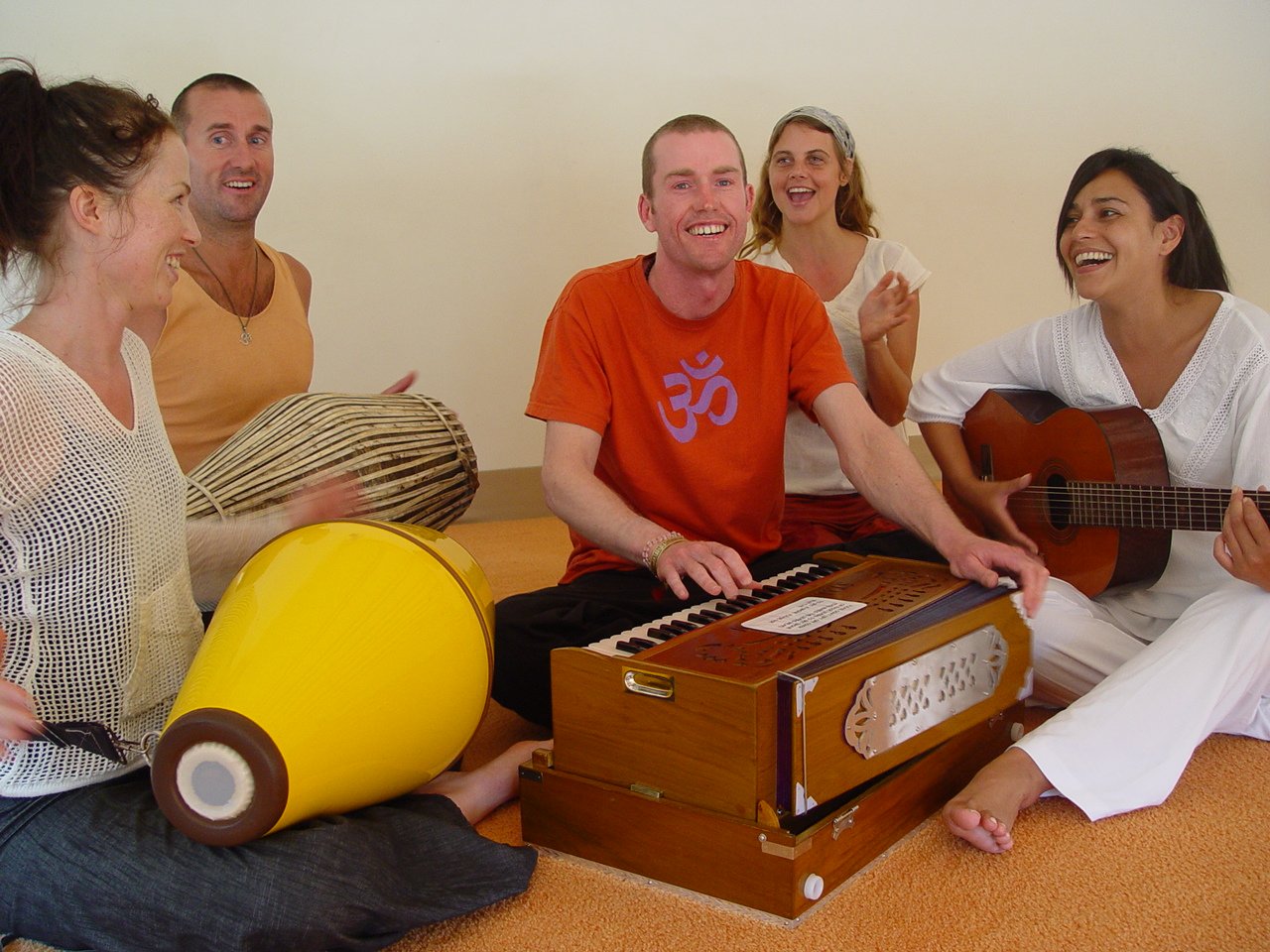 Harmonium Lernseminare von www.yoga-prasadam.de.JPG