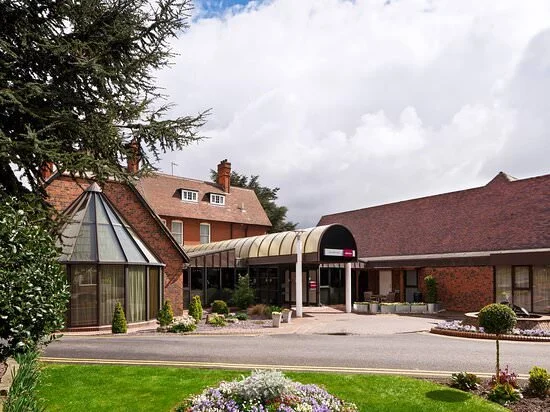 Exterior view of Mercure Hull The Grange Hotel with landscaped grounds, modern entrance canopy and countryside surroundings