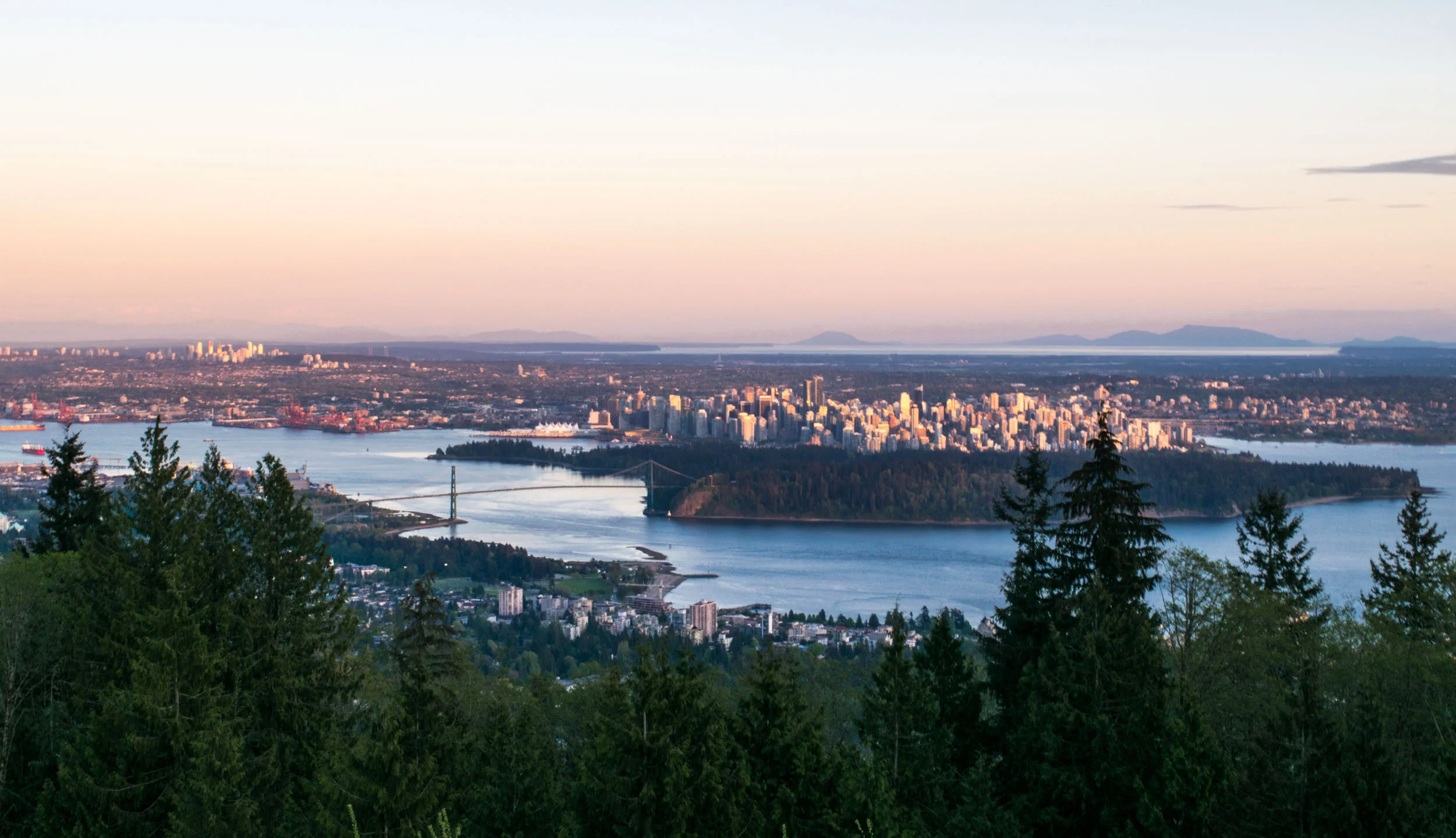 The Cypress Mountain lookout provides fabulous views over the city of Vancouver, Stanley Park and the Lions Gate Bridge.