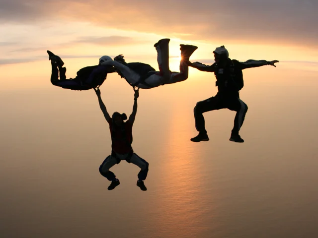 Parachuters_in_hybrid_formation