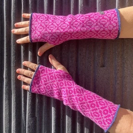 glasgow_lambswool_wristwarmers_magenta_showbiz.jpeg