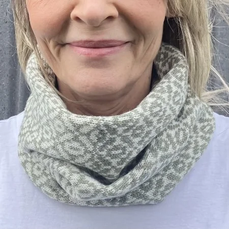 glasgow_lambswool_short_cowl_orchard_white_m.jpeg