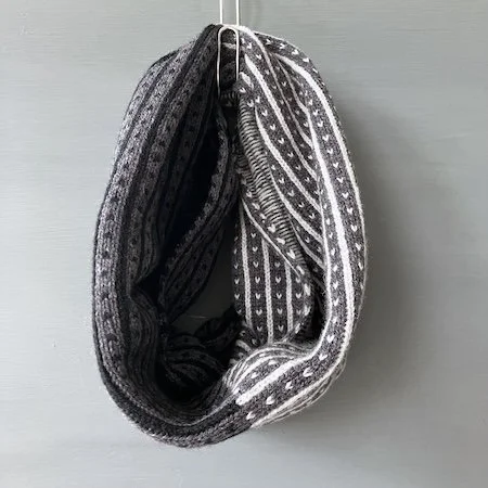 cicatrix_lambswool_short_cowl_black_metallic_grey.jpeg