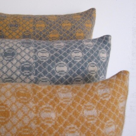 TENNIS • contrasting colour cushions