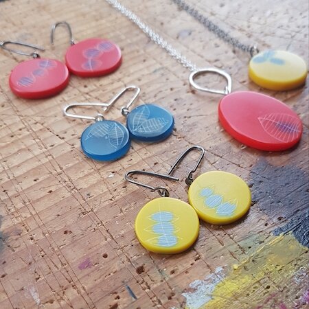 Carla Edwards • colourful resin jewellery