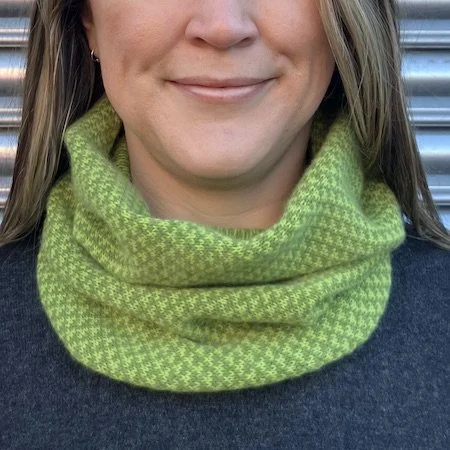 harris_cashmere_short_cowl_lime_moss_m.jpeg