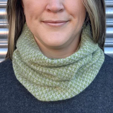 harris_cashmere_short_cowl_chinchilla_moss_m.jpeg