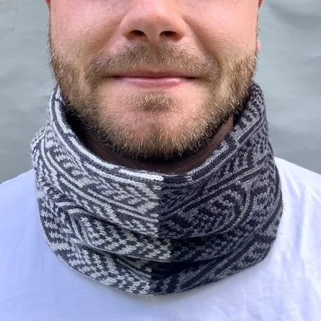barley_lambswool_short_cowl_black_metallic_grey_m.jpeg