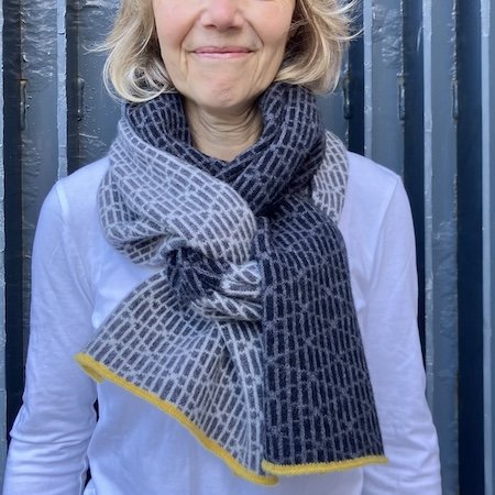 croissant_lambswool_long_scarfblack_metallic_grey.jpeg