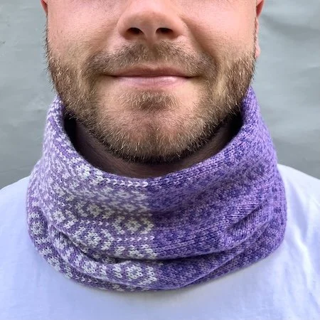 squamish_lambswool_short_cowl_heliotrope_clematis_grey_m.jpeg