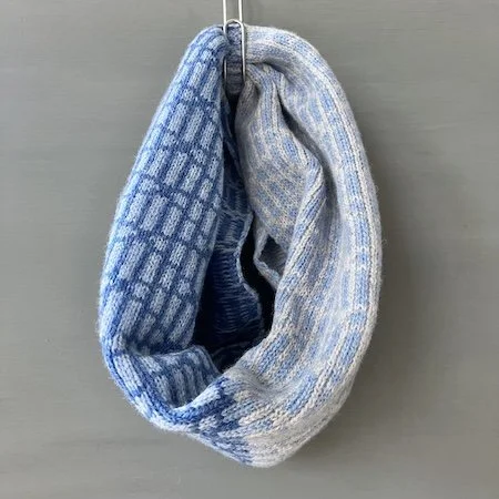 croissant_lambswool_short_cowl_river_glacier_grey.jpeg