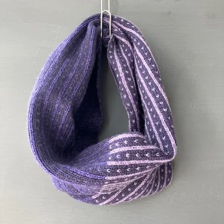 cicatrix_lambswool_short_cowl_heliotrope_thunder_dahlia.jpeg