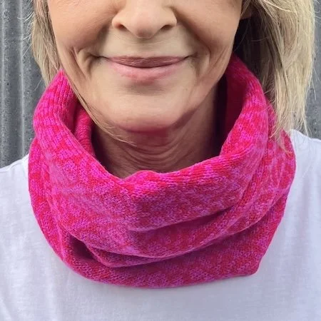 glasgow_lambswool_short_cowl_magenta_ruby_m.jpeg