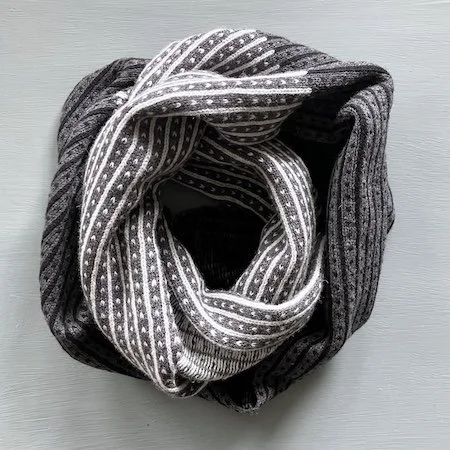 cicatrix_lambswool_long_cowl_black_metallic_grey.jpeg