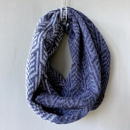 barley_lambswool_short_cowl_navy_rhapsody_bluelovat.jpeg