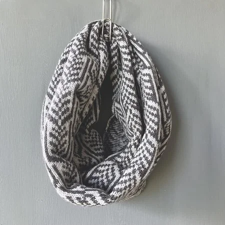barley_lambswool_short_cowl_metallic_grey.jpeg