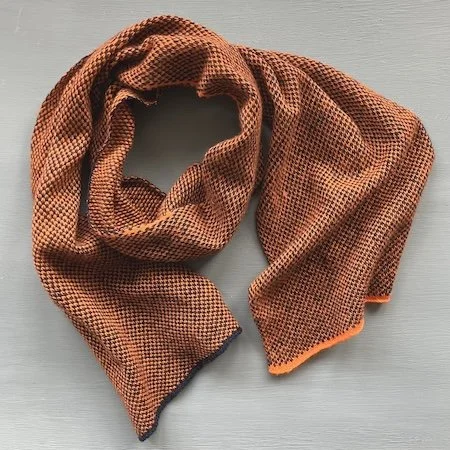 spot_cashmere_short_scarf_navy_orange.jpeg