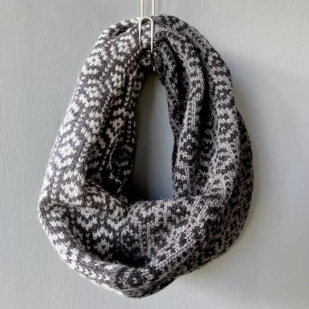 squamish_lambswool_short_cowl_black_metallic_grey.jpeg