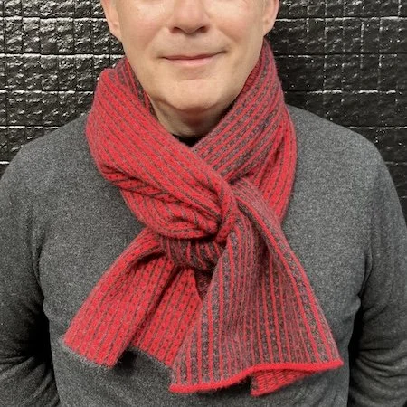 cicatrix_lambswool_long_scarf_charcoal_red.jpeg