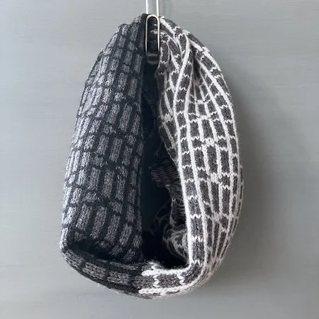 croissant_lambswool_short_cowl_black_metallic_grey.jpeg