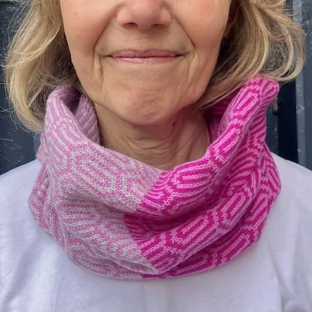 paperclip_lambswool_short_cowl_magenta_showbiz_grey.jpeg